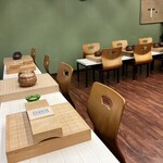 Kissa Daikyo - 店内、将棋盤が並びます