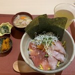 Dashi Inoue - 3色丼　小鉢2皿　豚汁