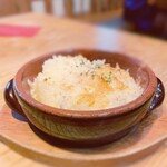 HIRARI noodle - 麺とチャーシューを楽しんだ後、熱々のココットに入ったリゾ飯を余ったスープの中に沈める。 チーズ白飯は残ったスープに混ざり、絶品のリゾットに変わる。 この組み合わせは、まさに至福の味だった。