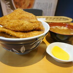 とんかつ太郎 - カツ丼(カツ5枚)となめこ汁