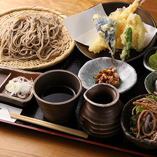 北海道産石臼挽き蕎麦が自慢。「蕎麦御膳」やコース料理も充実