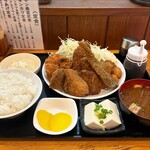 食事処 かず屋 - ミックスフライ定食  普通盛り  ココは普通盛り＝デカ盛り