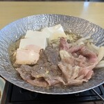 Sagami Mishima Hagi Ten - 牛肉、豆腐、野菜に火が通った後