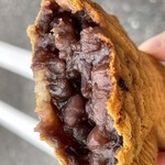 Japanichi Taiyaki Okayama Takahashi Romanchikku Kaido Ten - 日本一たい焼(つぶあん)¥240内　注文を受けてから作っていた。熱々。厚め。つぶあんの粒強め。薄皮がサクっとしていて鯛焼き食べてる音じゃない。端の端まで餡入り。美味い。めちゃくちゃ美味い。