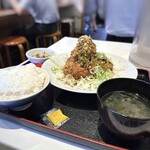 大衆中華酒場 六根 - ◆油淋鶏定食(890円）をチョイス。これが大正解。^^ 提供された瞬間「油淋鶏マウンテン！」。そびえ立っています。(^^)v