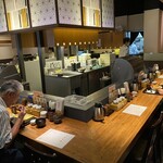 Nakamura Ionmoru Chikushino Ten - 店内のカウンター席
                      照明は落とし気味