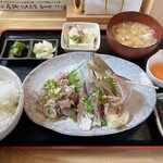 ウオゴコロ - 料理写真:釣り鯵でお造り&タタキ定食(金鯵)  2尾