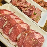 Yakiniku 125 - 手前はやみつきタンカルビ。これも好き！