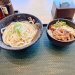 はなまるうどん - 2024年7月　冷かけ中とミニ肉どん（810円）