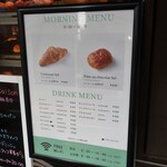 MAISON KAYSER Kagurazaka Ten - 店頭のモーニングメニュー。