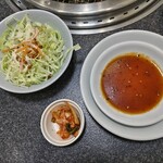 Hachi - 定食のサラダ、キムチ(もっと欲しいなぁ)！