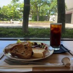 Tokimeguru, Cafe. - 左手には幾久公園、右手は福井県立博物館。