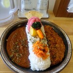 8 CURRY - 料理写真:あいがけカレー、大盛、ライスL、追加アチャール