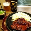 DANKE - 味噌トンテキと酢モツをビールとともに…