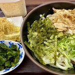 うどん定食 なべちゃん - 料理写真:冷ぶっかけ(大盛)＝490円
ごぼう天(2本)＝160円 わかめ＝60円