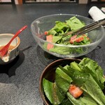 Japanese Cuisine Ginsen - 小松菜とベーコンのサラダ。生の小松菜、初めて味わいました。生春菊も素晴らしい出会い@ネパカレー。生小松菜を今まで知らずに損してました。お家で食べたい。あ、ドレッシングは真似できない。