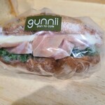 gunnii - 生ハムと豆乳バターのセサミフランスサンド(420円)