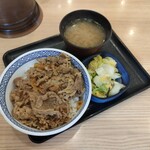 Yoshinoya Nishi Nishichihakyugosen Handa Ten - 牛丼468円、お新香セット