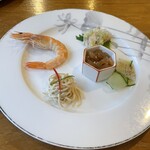 Toen Nakamurahashi Ten - 前菜盛合わせ。エビは塩味強めでお酒に合う。手前の鶏肉？の麺みたいなのが、フカヒレにも登場する。