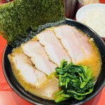 Yokohama Iekei Ramen Komaoka Ya - チャーシューメン中海苔増し。