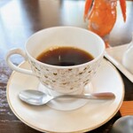 cafe ku:nel - ブレンドコーヒー 500円
                        最初の1杯目は注いでくれるサービス◎