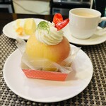 Amour - まるごと桃のタルト880円、プチデザート、コーヒー