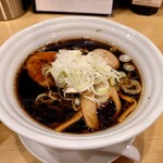 Ramen Jigen - 黒醤油ラーメンのアップ