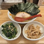 Ramen Oozakura Tokaichiba Honten - のりラーメン　別皿のほーれん草とメンマ