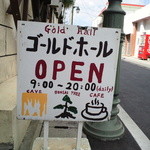 Gold Hall - 入口の看板