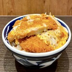 Miyoshiya - かつ丼 味噌汁、お新香付き