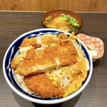 Miyoshiya - かつ丼 味噌汁、お新香付き