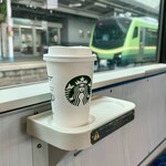 Starbucks Coffee Koriyama Eki Ten - アイスコーヒー トールサイズ 412円。快速あいづ1号 車内。※ 奥に見える緑色の電車は10:05郡山発のSATONO (さとの) 喜多方ゆき
                        2024年7月20日