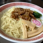 Kouraku En Atsugi Hayashi Ten - 多加水麺は変わらず旨い。牛肉は甘辛の佃煮風。