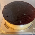 ドライブイン 熱海プリン食堂 - ケーキの上の穴は誕生日用に用意したローソクを立てたあとです(汗)