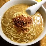 名鉄商店 - 『魚介香る名古屋濃厚エビ味噌豚骨ラーメン』の完成実物。特製味変スパイスを最初から全量投入した状態。