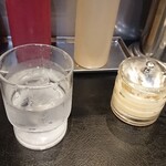 Tokyo Abura Gumi Sohonten Tsudanuma Gumi - 水とにんにくが用意されていた