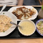 Gyoza Ichiba Nakameguro Ten - ホイコーロー定食900円
                      ライス、スープ、サラダ付き
                      ➕ライスを半チャーハンに変更200円