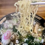 Tokyo Ramen Shunkato - 麺は、チャルメラみたいに細くてちぢれてる