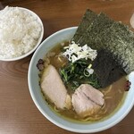 横浜家系 龍 - 料理写真:「ラーメン」（850円）と「ライス」（150円）