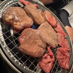 Yakiniku Oboro - 最初に出てくる牛タン。食べきったら注文スタート。