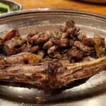 丸万元祖焼鳥 - 噂のもも焼き　味が付いてるからそのまま食べてもよし