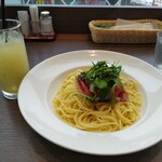 パスタ屋一丁目 - グレープフルーツジュース、生ハムとレタスのペペロンチーノ(大盛り)