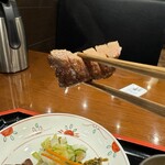 Gyutan Yaki Sendai Henmi Nikkekorutonpuraza Ten - 上タンはほどほどの厚み。でも小さいかな。一口サイズ。