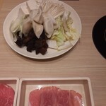 しゃぶしゃぶ美山 - えのき、キクラゲ、豆腐、ネギ、白菜 水餃子
