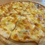 Beer Restaurant Ginza Lion Atore Ebisu Ten - 6種のチーズピザ