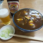 Okina Soba - カレー南ばん（そば）。丼の縁までスレスレで来るビジュアルは何回見てもインパクトがあります。