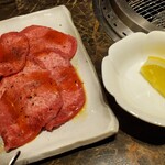 Seiniku Oroshi Tonya Chokuei Yakiniku Ten Gyujirou Sebunpaku Amami Ten - レモンと取り皿人数分持ってこなかった　アホすぎる対応