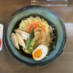 shun rei - 具材は、煮卵　蒸し鶏　オクラ　キクラゲ　トマト入り。タレに浸して食べると美味しいです。