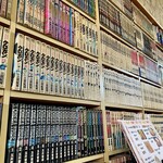 SEN - 書架には漫画がずらり