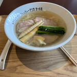 Tokyo Bay Fisherman's Noodle Ichigo Yokosuka Portomaketto Ten - ■潮らぁ麺￥1,200…透明感のあるスープは、貝の旨味が凝縮され、さっぱりとしながらも深いコクが感じられた。中太縮れ麺は、もちもちとした食感でスープとの絡みが良く、豊かな風味を楽しめた。トッピングは、柔らかくジューシーな豚バラ肉（？）としっかりとした肩ロース肉（？）の2種類のチャーシュー、大ぶりのホンビノス貝、シャキシャキとした姫竹、小松菜、きざみねぎ。